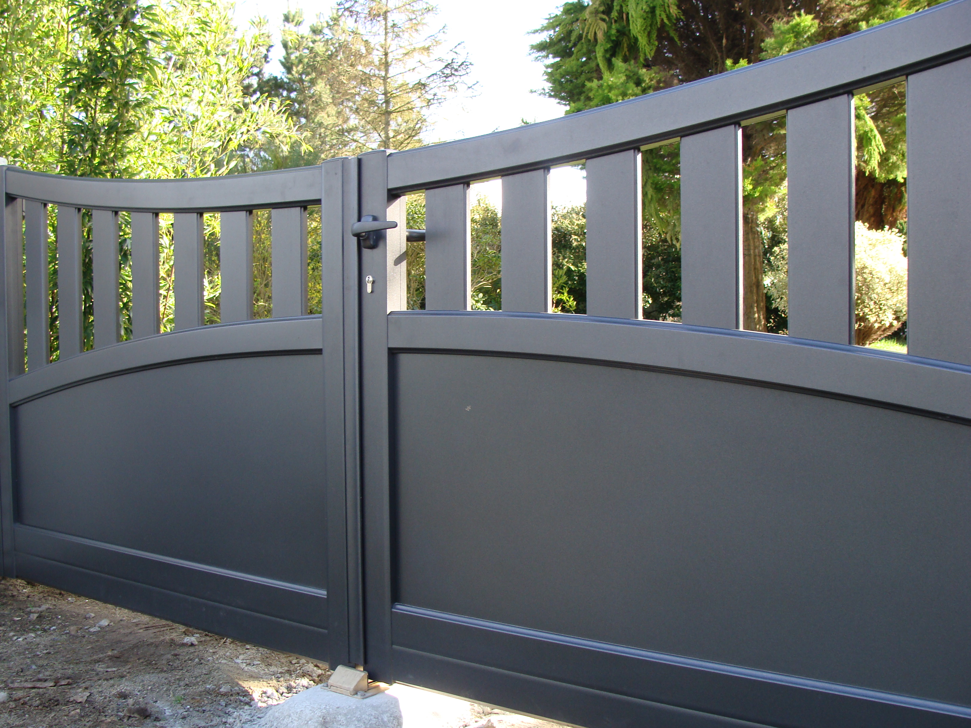 pose de portail aluminium plestin les greves